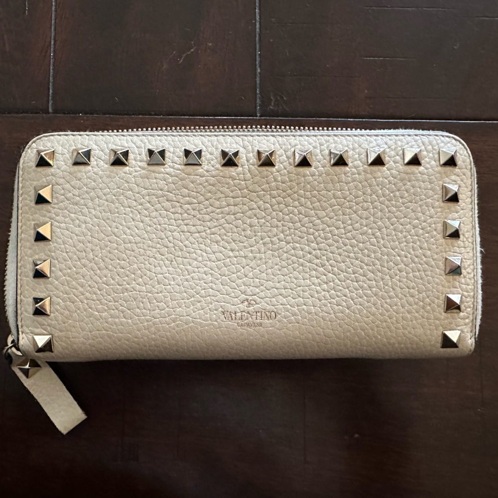 Valentino Garavani Rockstud Wallet in Ivory